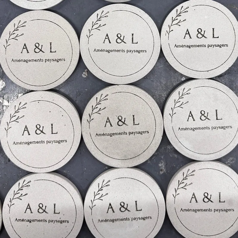 Personnalisation sur béton – Gravure au laser sur mesure